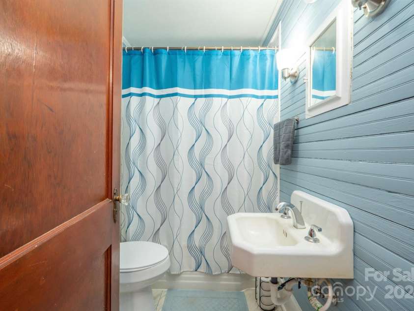 710 Wood Street, Statesville, NC 28677.  MLS# CAR4192658, YatesRealty ID 6036. Full Bath with tub/shower!