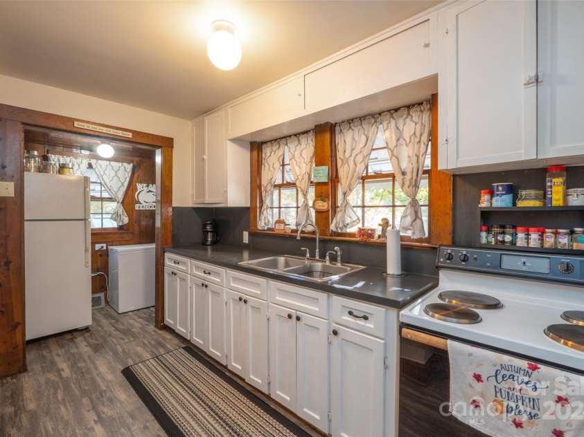 710 Wood Street, Statesville, NC 28677.  MLS# CAR4192658, YatesRealty ID 6036. Kitchen with Refrigerator to remain & plenty of cabinets for storage!