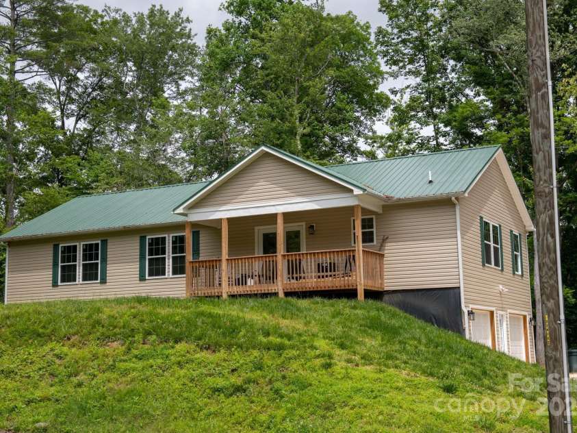 1036 Williamsburg Drive, Lenoir, NC 28645.  MLS# CAR4314189, YatesRealty ID 604. 