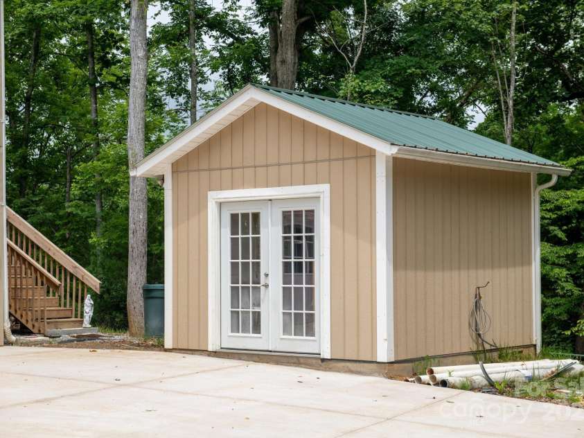 1036 Williamsburg Drive, Lenoir, NC 28645.  MLS# CAR4314189, YatesRealty ID 604. 