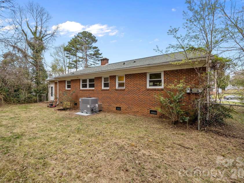 1108 Dartmouth Avenue, High Point, NC 27260.  MLS# CAR4361460, YatesRealty ID 6040. 