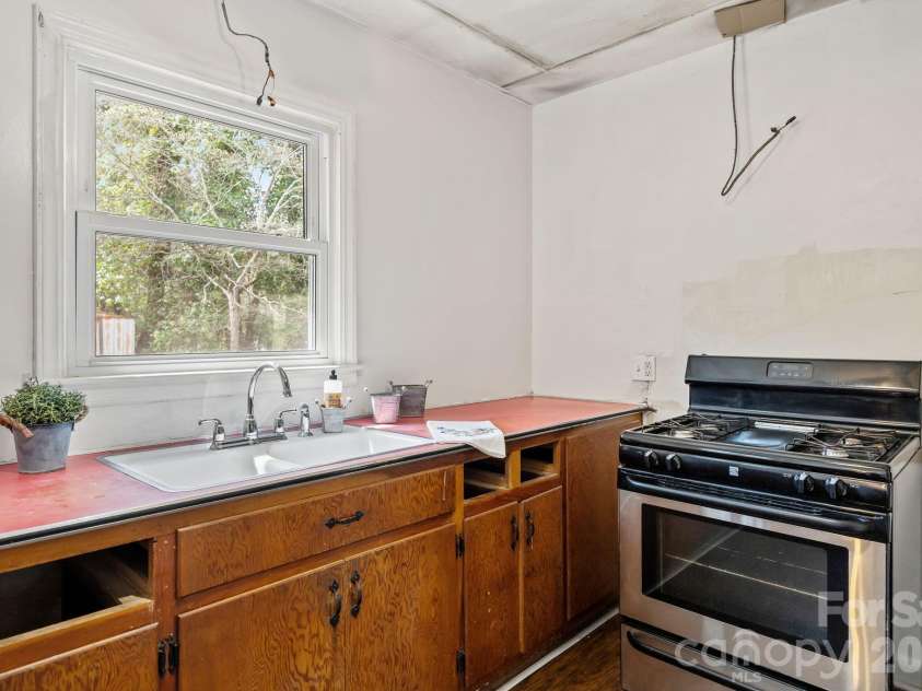 1108 Dartmouth Avenue, High Point, NC 27260.  MLS# CAR4361460, YatesRealty ID 6040. 