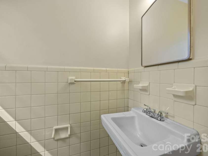 1108 Dartmouth Avenue, High Point, NC 27260.  MLS# CAR4361460, YatesRealty ID 6040. 