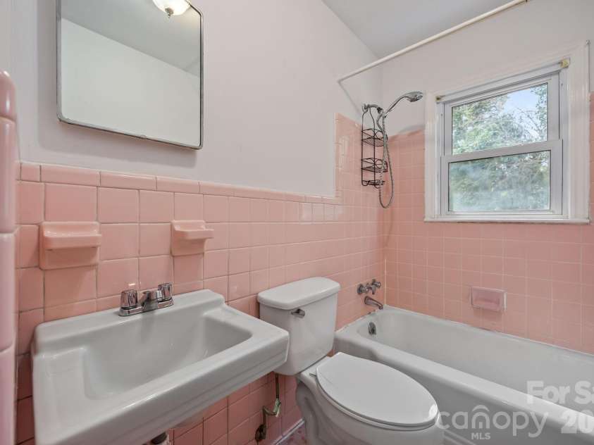 1108 Dartmouth Avenue, High Point, NC 27260.  MLS# CAR4361460, YatesRealty ID 6040. 