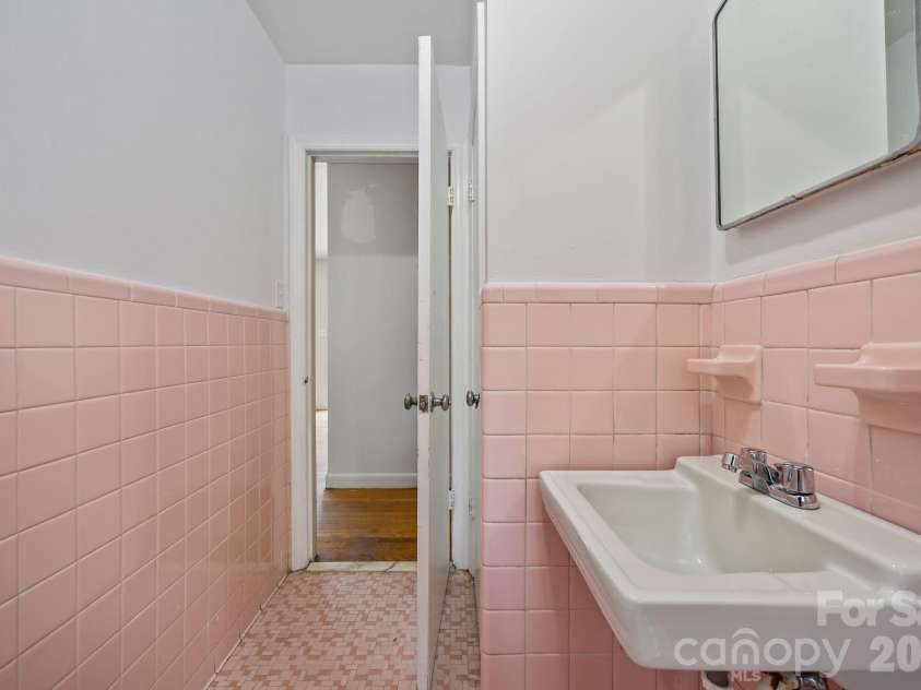1108 Dartmouth Avenue, High Point, NC 27260.  MLS# CAR4361460, YatesRealty ID 6040. 