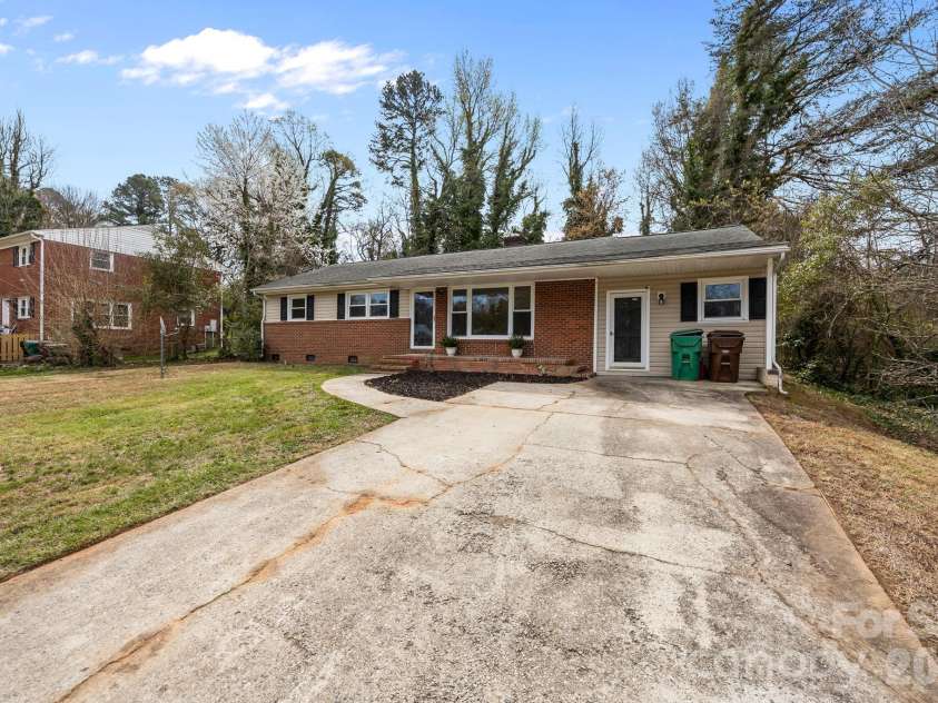 1108 Dartmouth Avenue, High Point, NC 27260.  MLS# CAR4361460, YatesRealty ID 6040. 