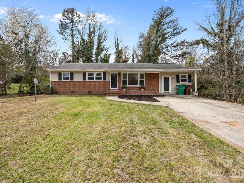 1108 Dartmouth Avenue, High Point, NC 27260.  MLS# CAR4361460, YatesRealty ID 6040. 