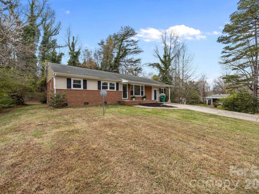 1108 Dartmouth Avenue, High Point, NC 27260.  MLS# CAR4361460, YatesRealty ID 6040. 