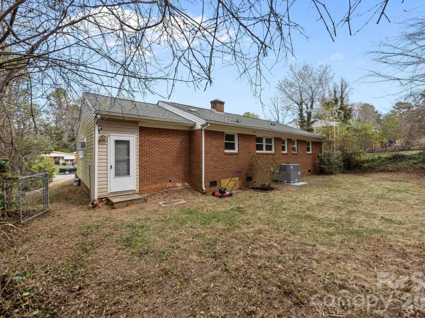 1108 Dartmouth Avenue, High Point, NC 27260.  MLS# CAR4361460, YatesRealty ID 6040. 