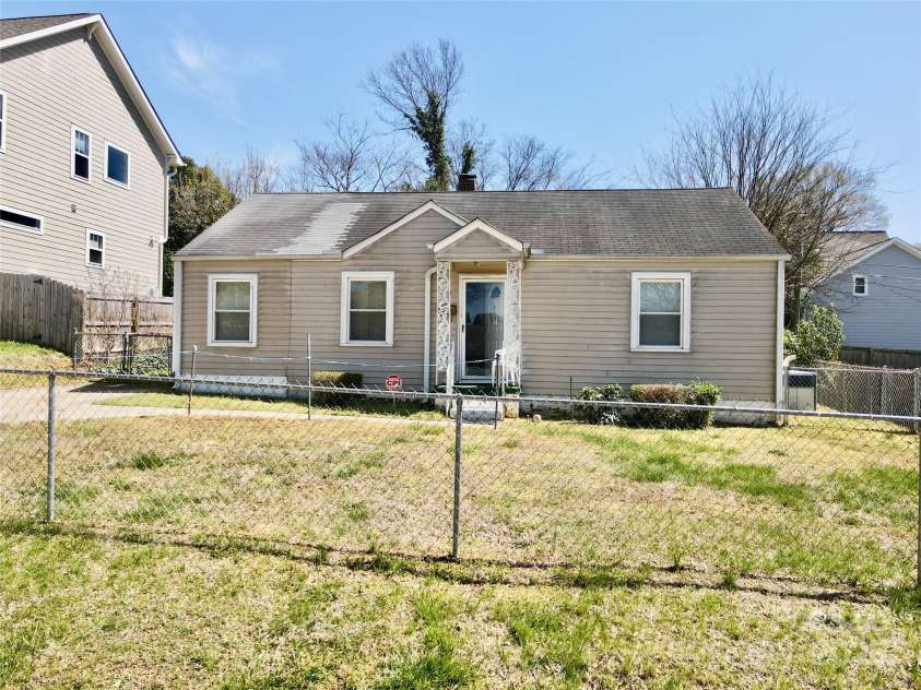 2648 ROSLYN Avenue, Charlotte, NC 28208.  MLS# CAR4237917, YatesRealty ID 6041. 