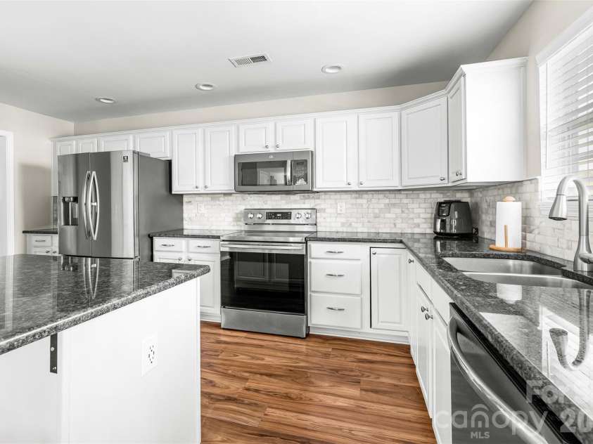1015 Sparrow Valley Way, Charlotte, NC 28214.  MLS# CAR4360368, YatesRealty ID 6042. 