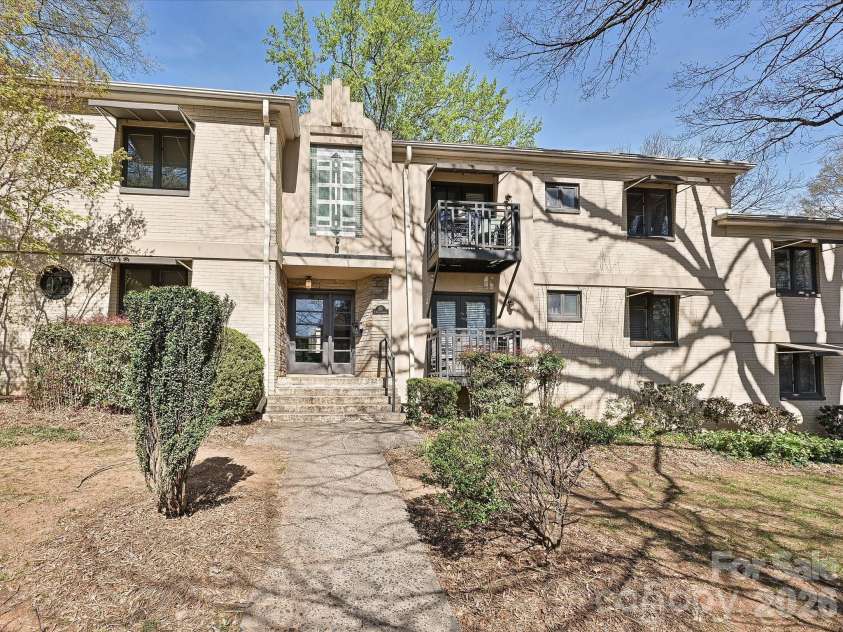 201 Dotger Avenue, Charlotte, NC 28207.  MLS# CAR4360588, YatesRealty ID 6043. 
