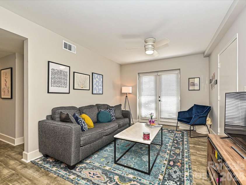 201 Dotger Avenue, Charlotte, NC 28207.  MLS# CAR4360588, YatesRealty ID 6043. 