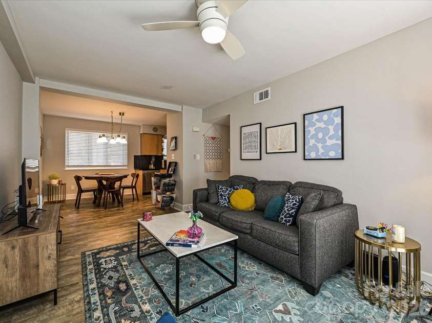 201 Dotger Avenue, Charlotte, NC 28207.  MLS# CAR4360588, YatesRealty ID 6043. 