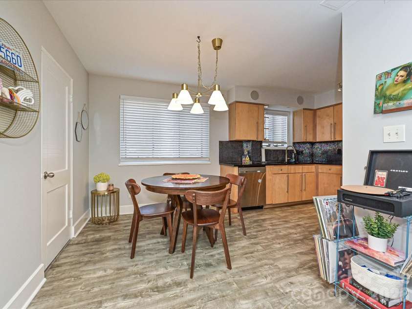 201 Dotger Avenue, Charlotte, NC 28207.  MLS# CAR4360588, YatesRealty ID 6043. 
