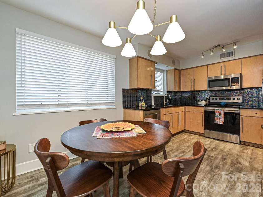 201 Dotger Avenue, Charlotte, NC 28207.  MLS# CAR4360588, YatesRealty ID 6043. 