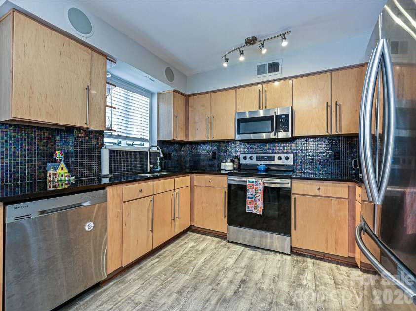 201 Dotger Avenue, Charlotte, NC 28207.  MLS# CAR4360588, YatesRealty ID 6043. 