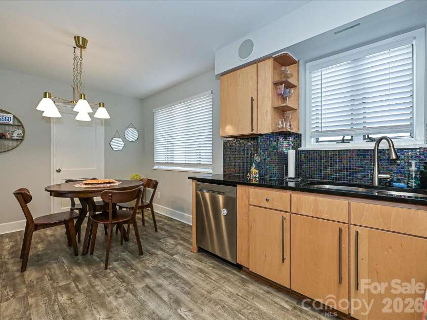 201 Dotger Avenue, Charlotte, NC 28207.  MLS# CAR4360588, YatesRealty ID 6043. 