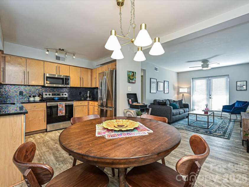 201 Dotger Avenue, Charlotte, NC 28207.  MLS# CAR4360588, YatesRealty ID 6043. 