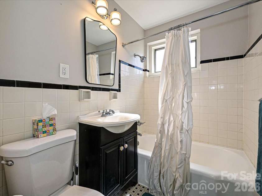 201 Dotger Avenue, Charlotte, NC 28207.  MLS# CAR4360588, YatesRealty ID 6043. 