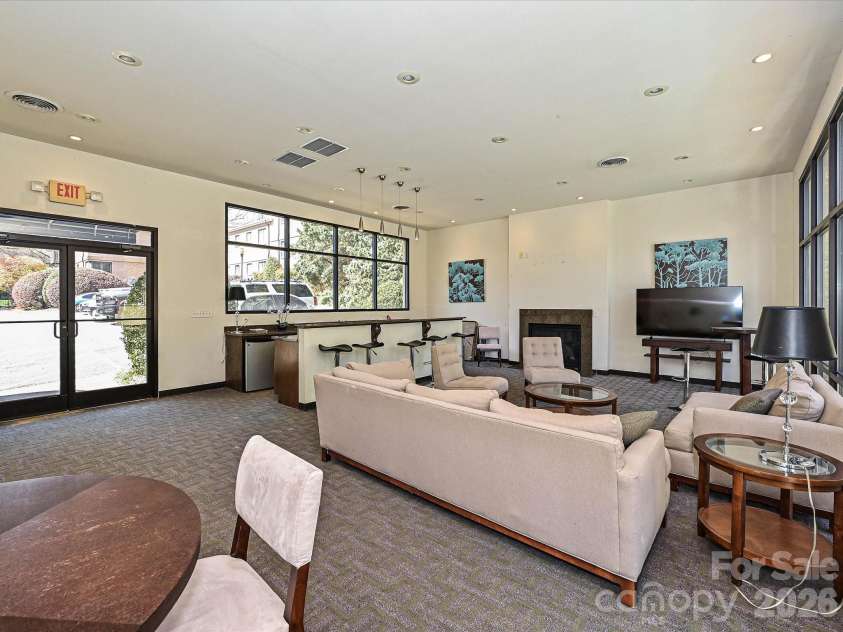 201 Dotger Avenue, Charlotte, NC 28207.  MLS# CAR4360588, YatesRealty ID 6043. 