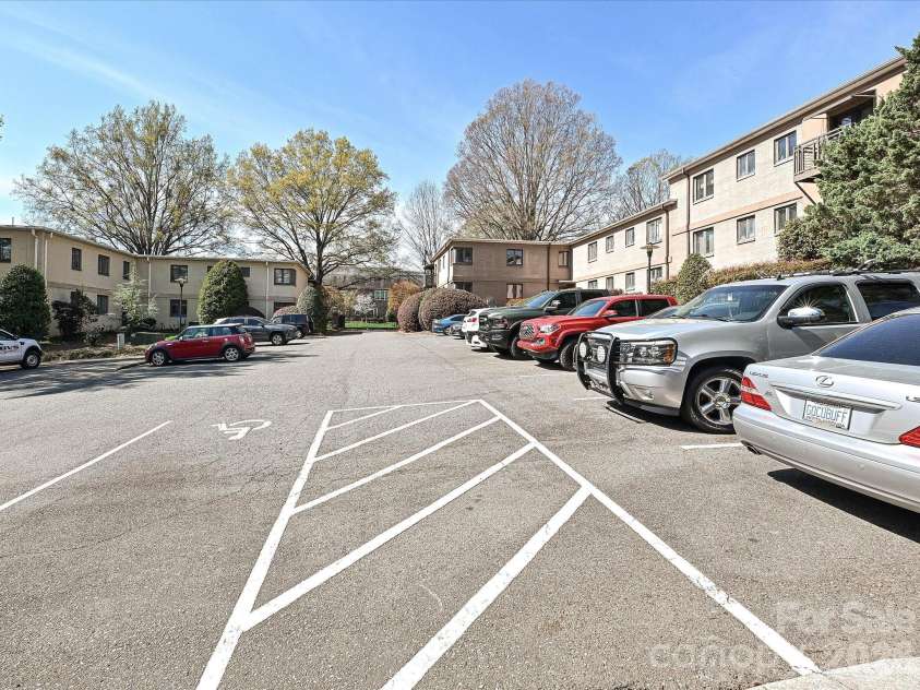 201 Dotger Avenue, Charlotte, NC 28207.  MLS# CAR4360588, YatesRealty ID 6043. 