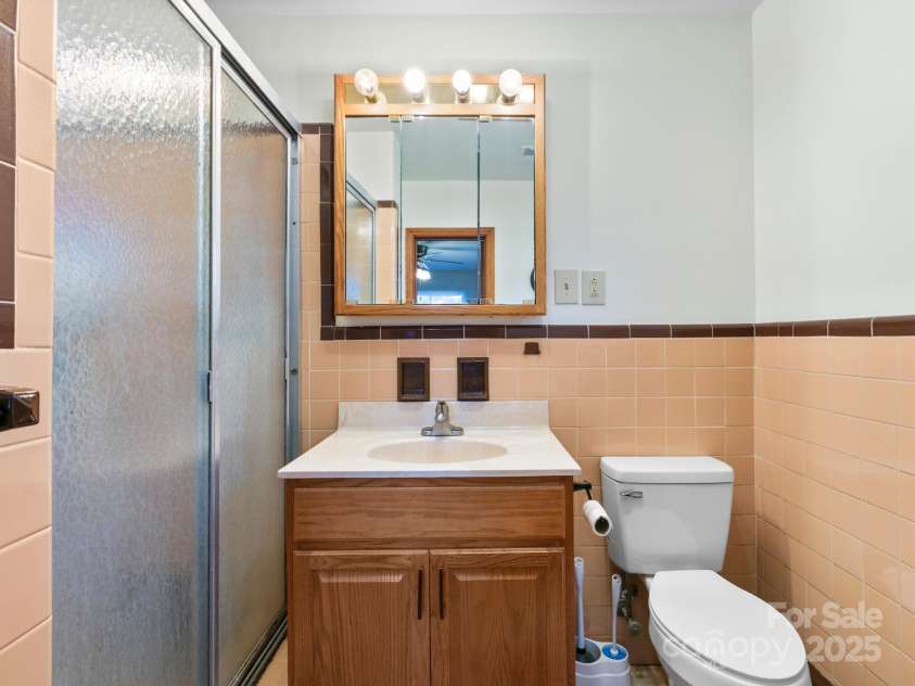 11 Aloha Circle, Candler, NC 28715.  MLS# CAR4313548, YatesRealty ID 605. Primary's Full Bathroom