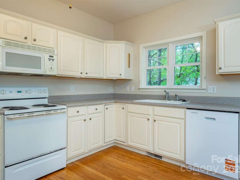 3 Teresa Way, Black Mountain, NC 28711.  MLS# CAR4245205, YatesRealty ID 605. 