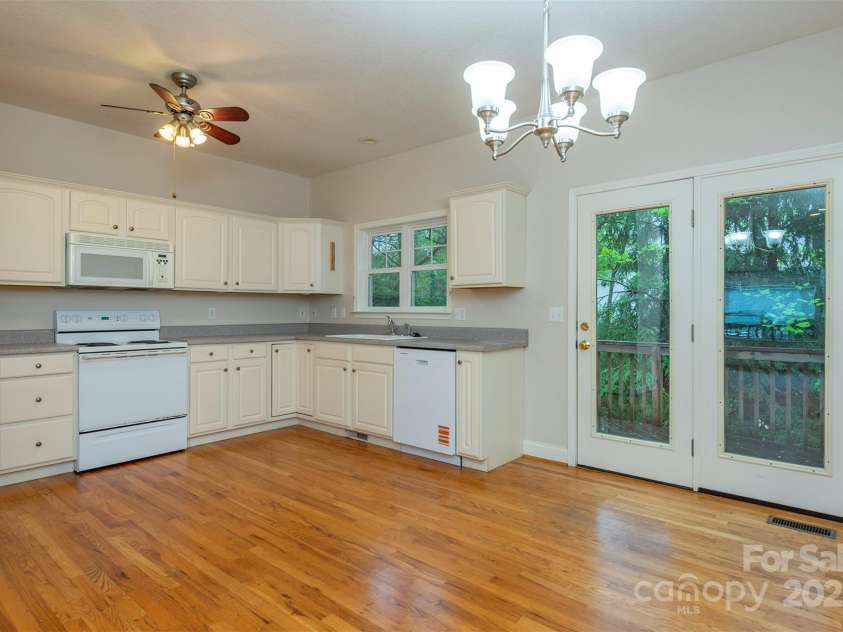 3 Teresa Way, Black Mountain, NC 28711.  MLS# CAR4245205, YatesRealty ID 605. 