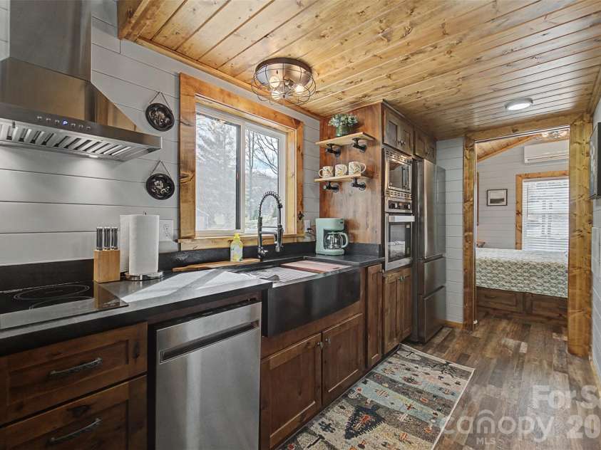 122 Mountain Breeze Ridge, Scaly Mountain, NC 28775.  MLS# CAR4361680, YatesRealty ID 6051. 