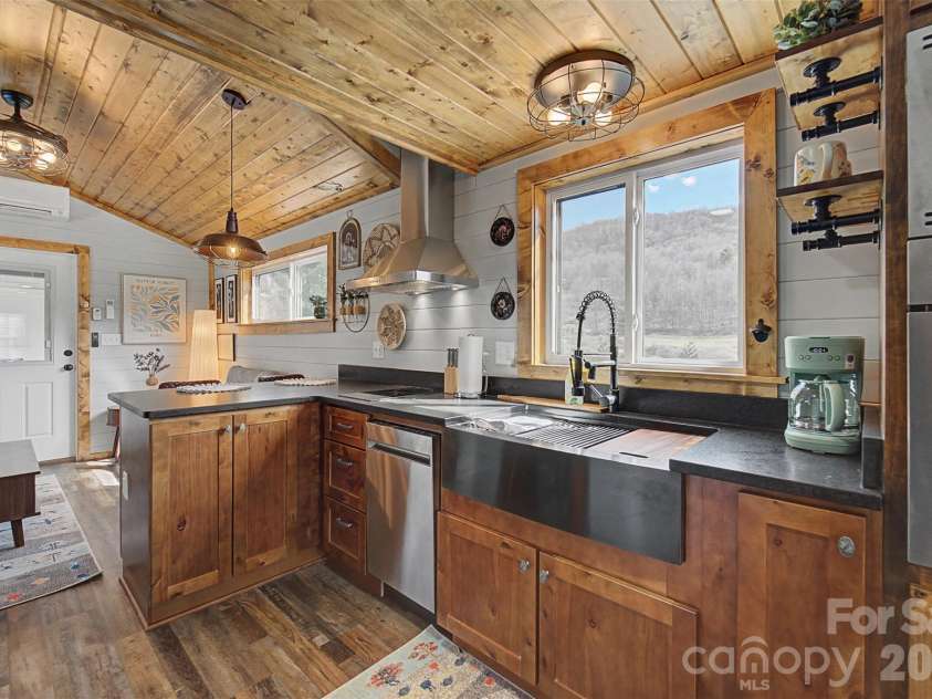 122 Mountain Breeze Ridge, Scaly Mountain, NC 28775.  MLS# CAR4361680, YatesRealty ID 6051. 