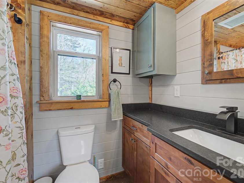 122 Mountain Breeze Ridge, Scaly Mountain, NC 28775.  MLS# CAR4361680, YatesRealty ID 6051. 