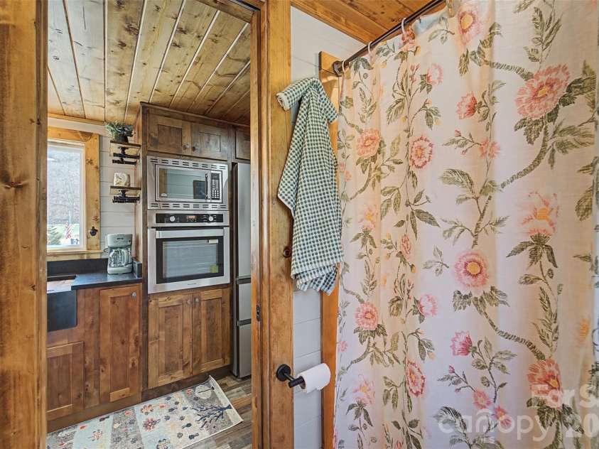 122 Mountain Breeze Ridge, Scaly Mountain, NC 28775.  MLS# CAR4361680, YatesRealty ID 6051. 