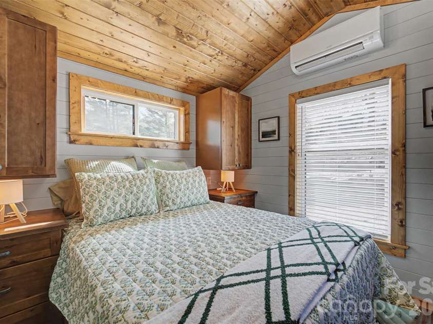 122 Mountain Breeze Ridge, Scaly Mountain, NC 28775.  MLS# CAR4361680, YatesRealty ID 6051. 