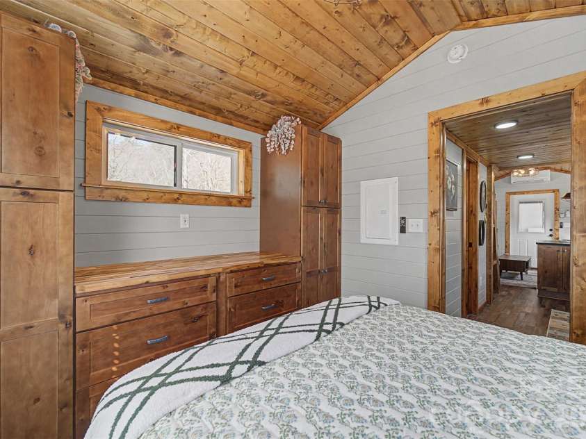 122 Mountain Breeze Ridge, Scaly Mountain, NC 28775.  MLS# CAR4361680, YatesRealty ID 6051. 