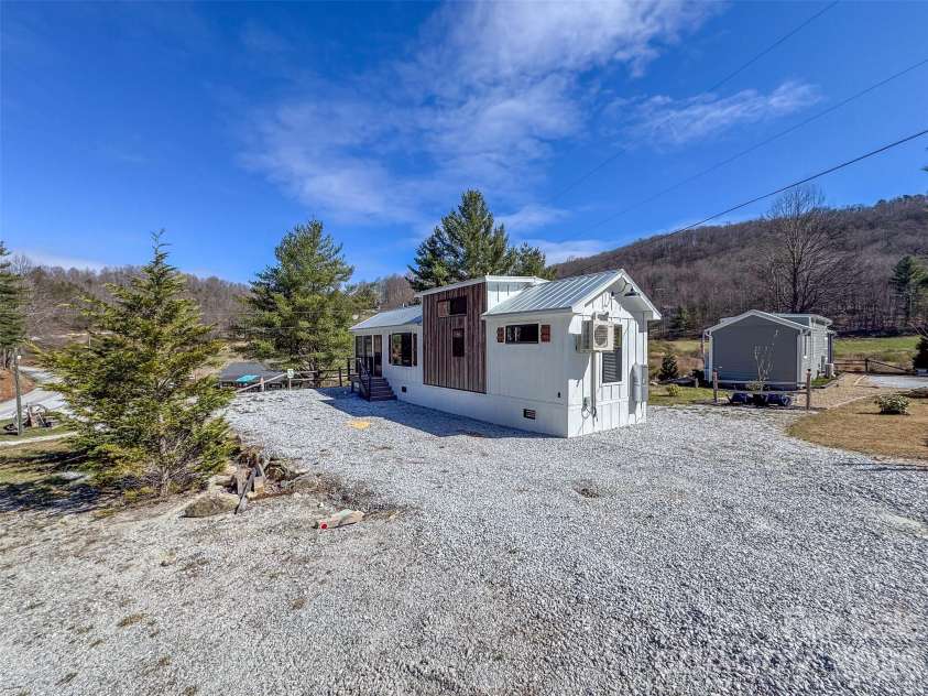 122 Mountain Breeze Ridge, Scaly Mountain, NC 28775.  MLS# CAR4361680, YatesRealty ID 6051. 