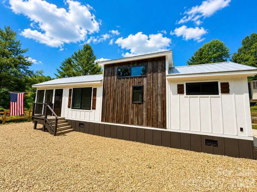 122 Mountain Breeze Ridge, Scaly Mountain, NC 28775.  MLS# CAR4361680, YatesRealty ID 6051. 