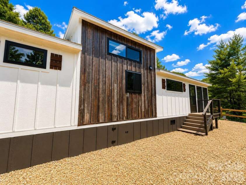122 Mountain Breeze Ridge, Scaly Mountain, NC 28775.  MLS# CAR4361680, YatesRealty ID 6051. 