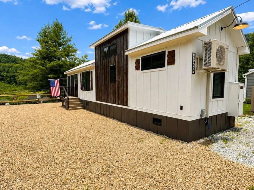122 Mountain Breeze Ridge, Scaly Mountain, NC 28775.  MLS# CAR4361680, YatesRealty ID 6051. 