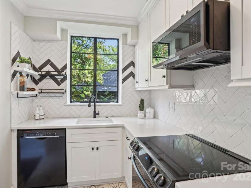 1121 Myrtle Avenue, Charlotte, NC 28203.  MLS# CAR4259010, YatesRealty ID 6053. 