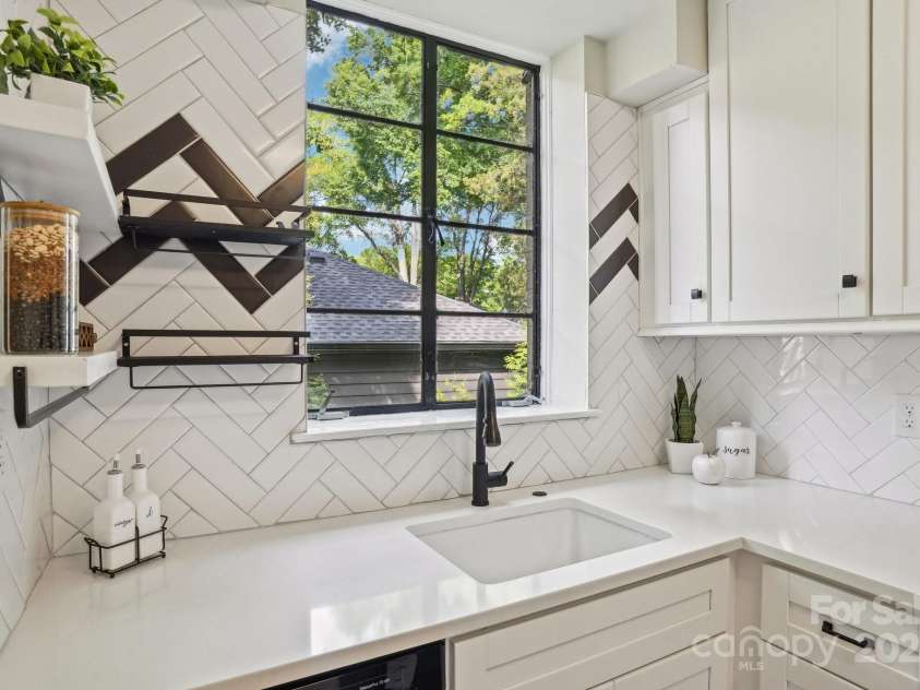 1121 Myrtle Avenue, Charlotte, NC 28203.  MLS# CAR4259010, YatesRealty ID 6053. 