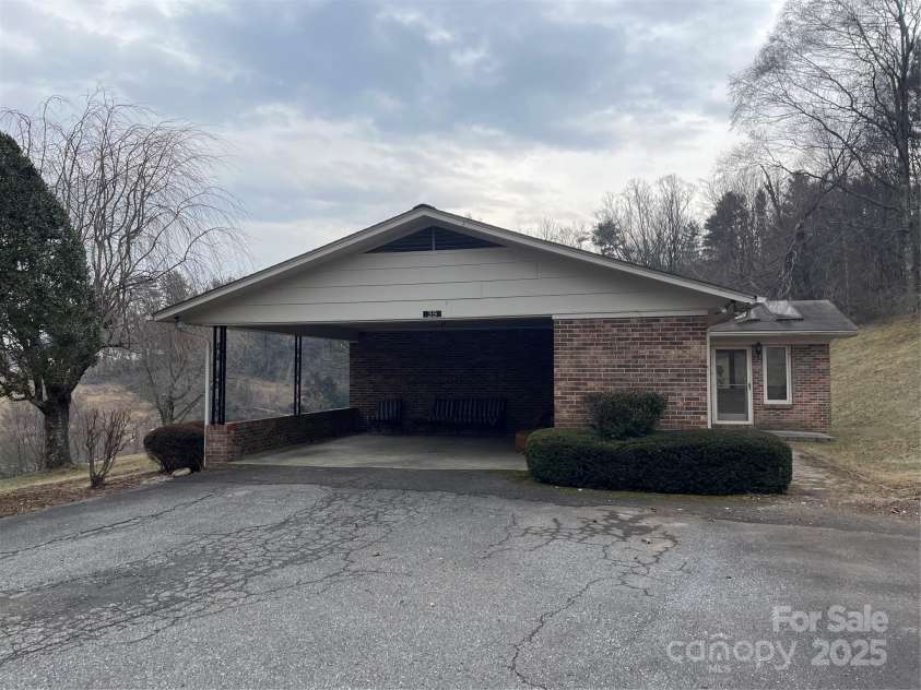 39 Mineral Street, Spruce Pine, NC 28777.  MLS# CAR4218377, YatesRealty ID 6054. 