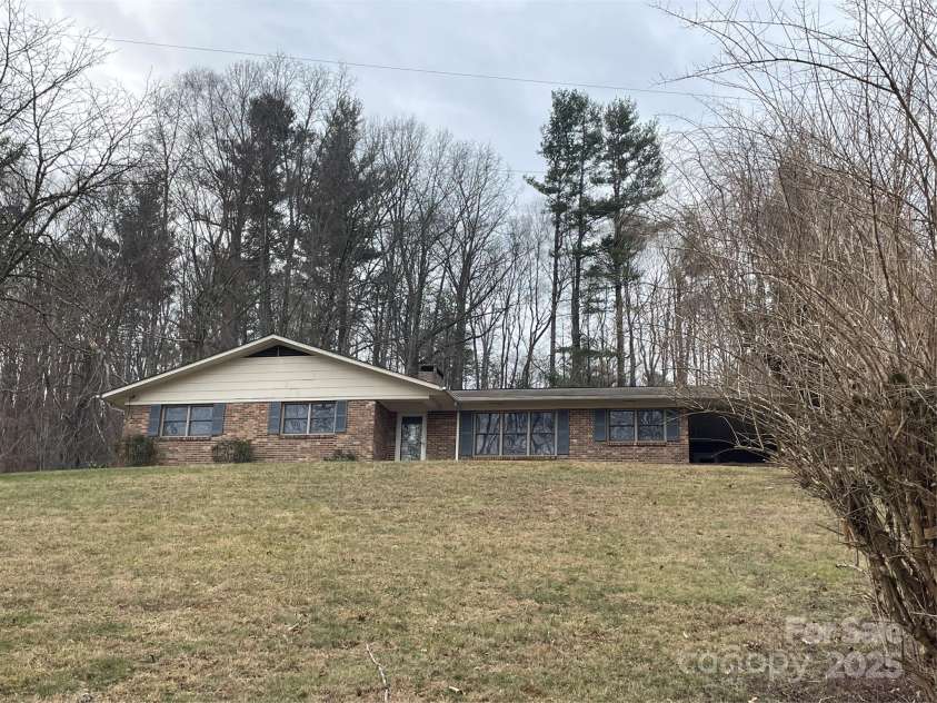 39 Mineral Street, Spruce Pine, NC 28777.  MLS# CAR4218377, YatesRealty ID 6054. 