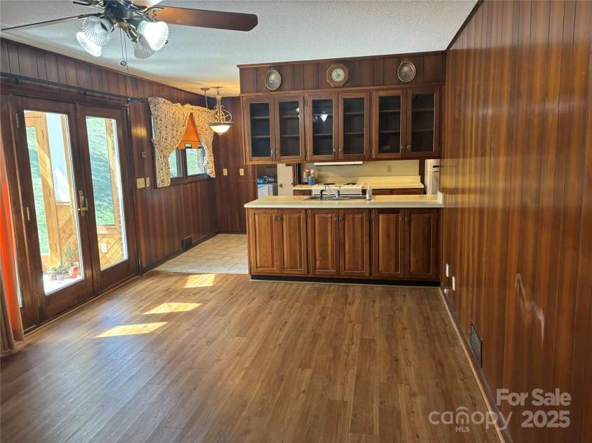 39 Mineral Street, Spruce Pine, NC 28777.  MLS# CAR4218377, YatesRealty ID 6054. 