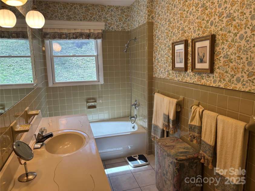 39 Mineral Street, Spruce Pine, NC 28777.  MLS# CAR4218377, YatesRealty ID 6054. 