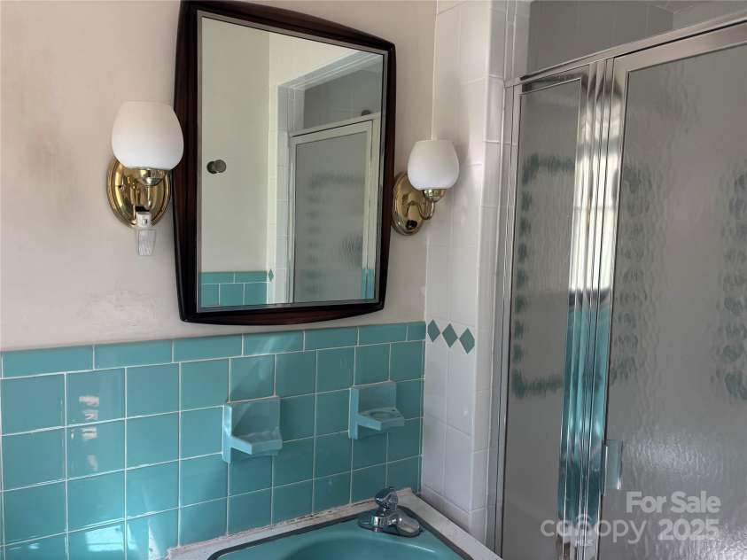 39 Mineral Street, Spruce Pine, NC 28777.  MLS# CAR4218377, YatesRealty ID 6054. 