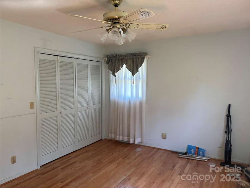 39 Mineral Street, Spruce Pine, NC 28777.  MLS# CAR4218377, YatesRealty ID 6054. 