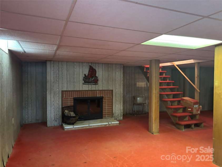 39 Mineral Street, Spruce Pine, NC 28777.  MLS# CAR4218377, YatesRealty ID 6054. 