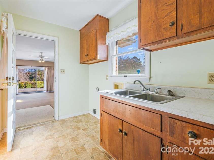 7 Brookshire Road, Leicester, NC 28748.  MLS# CAR4192771, YatesRealty ID 6055. 