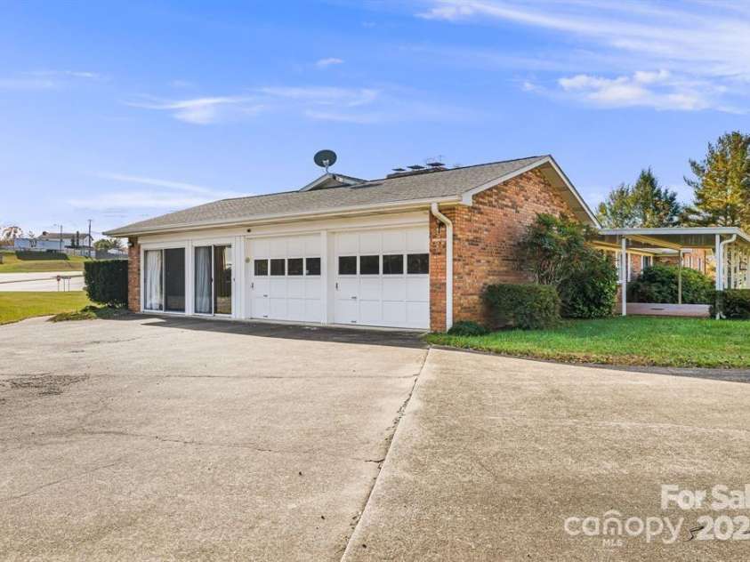 7 Brookshire Road, Leicester, NC 28748.  MLS# CAR4192771, YatesRealty ID 6055. 